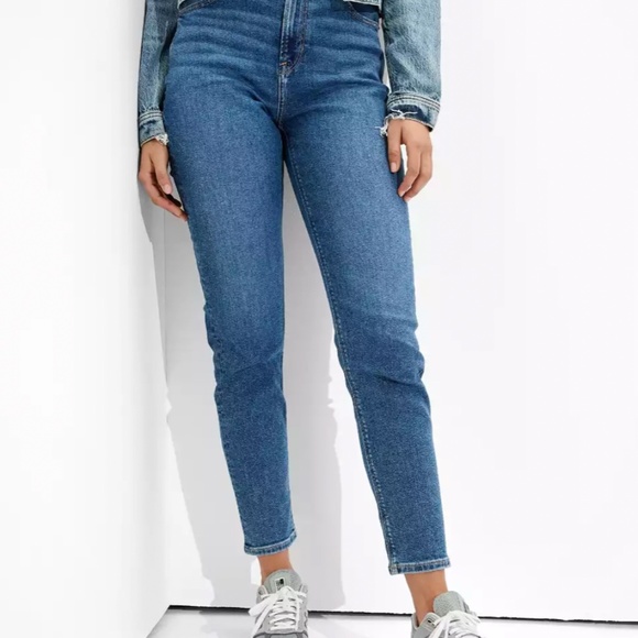 American Eagle Strech Mom Jeans Medium Wash - Picture 2 of 2